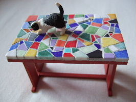 mozaiek op tafeltje voor poppenhuis